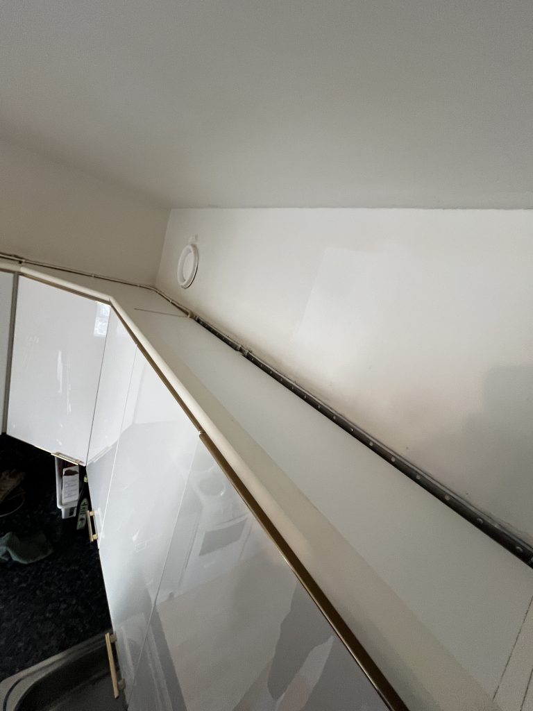 Hyllyjen päältä jälkeen